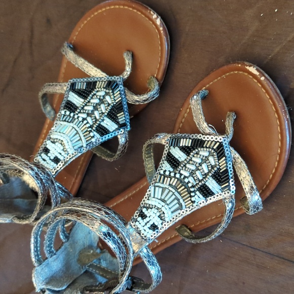 Absolutely adorable girls mud sandals with bead detailing - Picture 2 of 8